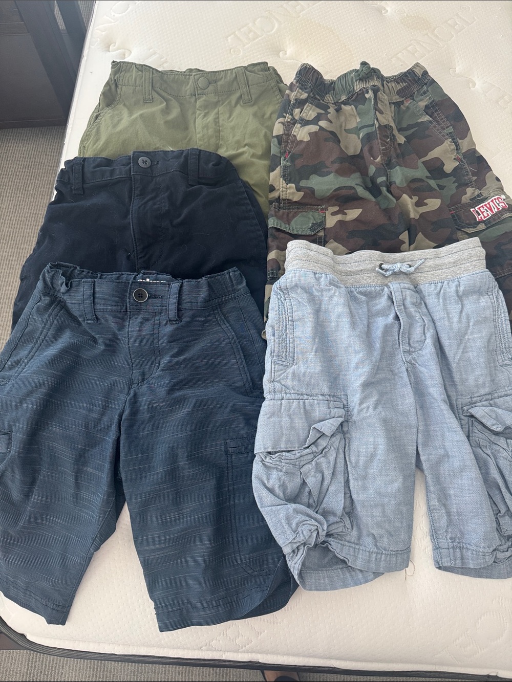 Set of five boys shorts various brands. See photos size 8 to 12